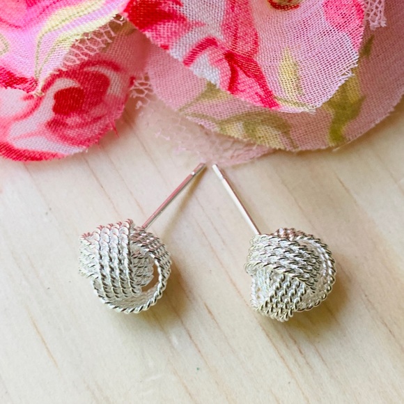 🌟 Silver Stud Earrings - Picture 4 of 7